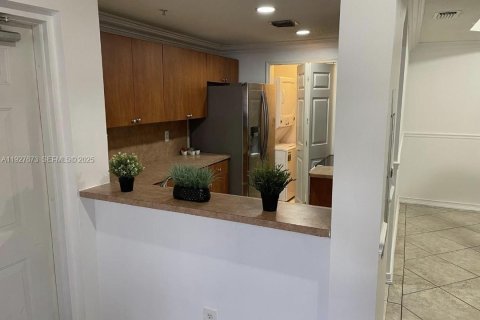 Снять в аренду кондоминиум в Дорал, Флорида 3 спальни, 118.08м2, № 1987996 - фото 7