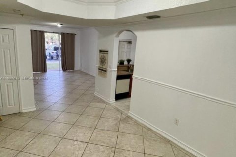 Снять в аренду кондоминиум в Дорал, Флорида 3 спальни, 118.08м2, № 1987996 - фото 6