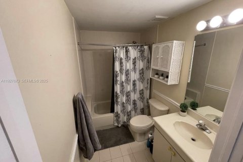 Снять в аренду кондоминиум в Дорал, Флорида 3 спальни, 118.08м2, № 1987996 - фото 8