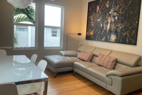 Снять в аренду квартиру в Корал-Гейблс, Флорида 1 спальня, 32.61м2, № 2041504 - фото 2