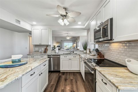 Condo in New Port Richey, Florida, 3 bedrooms  № 1622624 - photo 11