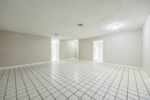 House in Lauderhill, Florida 3 bedrooms, 144.18 sq.m. № 1823706 - photo 19