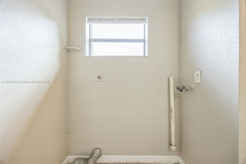 House in Lauderhill, Florida 3 bedrooms, 144.18 sq.m. № 1823706 - photo 12