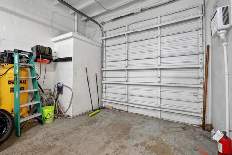 Propiedad comercial en venta en Hallandale Beach, Florida № 2012776 - foto 29