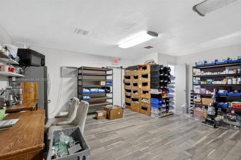 Propiedad comercial en venta en Hallandale Beach, Florida № 2012776 - foto 9