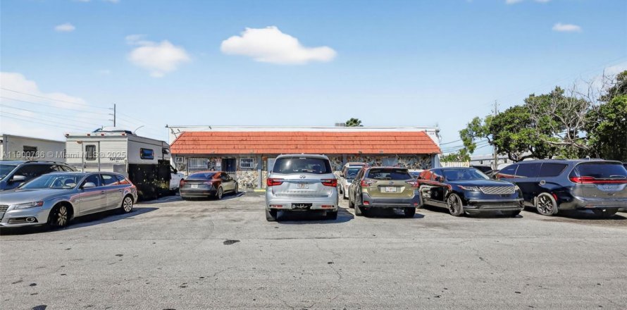 Propiedad comercial en Hallandale Beach, Florida № 2012776