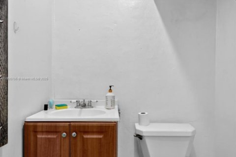 Propiedad comercial en venta en Hallandale Beach, Florida № 2012776 - foto 20