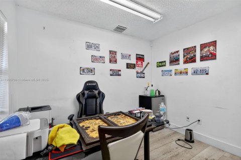 Propiedad comercial en venta en Hallandale Beach, Florida № 2012776 - foto 27