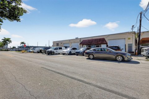 Propiedad comercial en venta en Hallandale Beach, Florida № 2012776 - foto 6