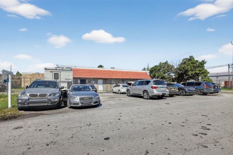 Propiedad comercial en venta en Hallandale Beach, Florida № 2012776 - foto 2