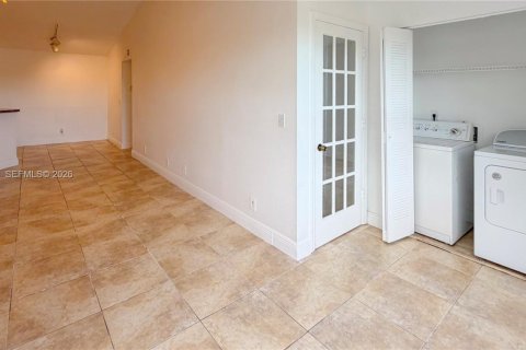 Condo in Margate, Florida, 2 bedrooms  № 2000966 - photo 13