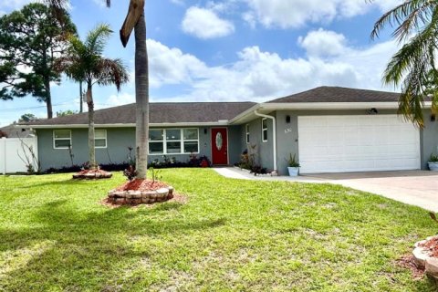 House in Port St. Lucie, Florida 3 bedrooms, 156.08 sq.m. № 2290921