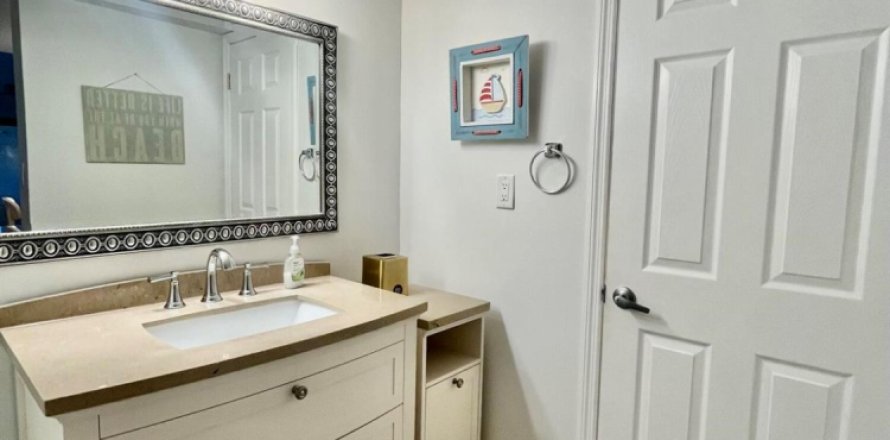 Condominio en Hutchinson Island South, Florida, 2 dormitorios № 1121001