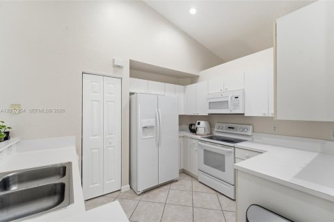 Villa ou maison à louer à Weston, Floride: 3 chambres, 144.18 m2 № 2071369 - photo 9