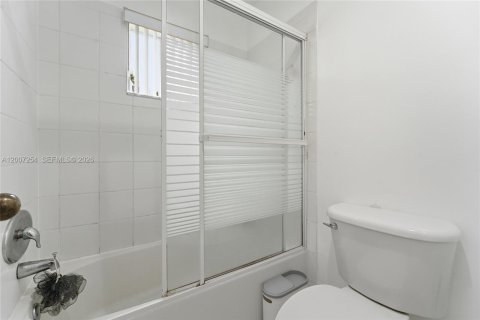 Villa ou maison à louer à Weston, Floride: 3 chambres, 144.18 m2 № 2071369 - photo 18