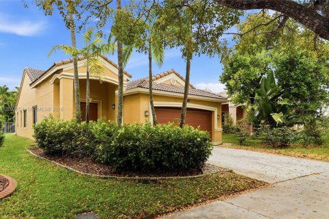 Villa ou maison à louer à Weston, Floride: 3 chambres, 144.18 m2 № 2071369 - photo 3