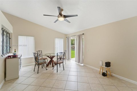 Villa ou maison à louer à Weston, Floride: 3 chambres, 144.18 m2 № 2071369 - photo 12
