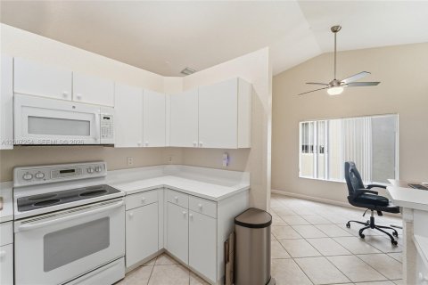 Villa ou maison à louer à Weston, Floride: 3 chambres, 144.18 m2 № 2071369 - photo 10