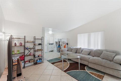 Villa ou maison à louer à Weston, Floride: 3 chambres, 144.18 m2 № 2071369 - photo 6