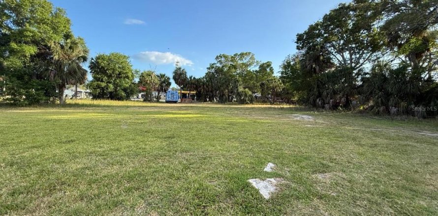 Land in Saint Petersburg, Florida № 2112479