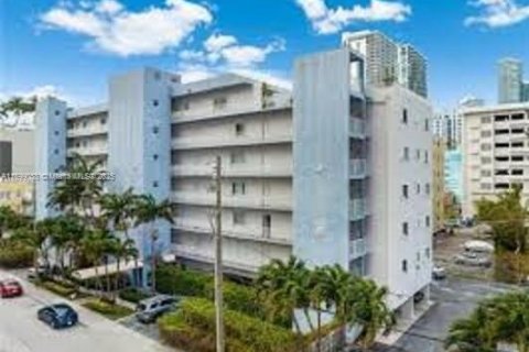 Снять в аренду кондоминиум в Майами, Флорида 2 спальни, 81.01м2, № 1951044 - фото 1