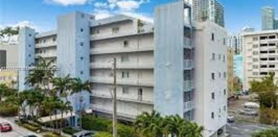 Кондоминиум с 2 спальнями в Майами, Флорида № 1951044