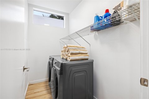 Villa ou maison à louer à Miami, Floride: 5 chambres, 336.68 m2 № 1981023 - photo 30