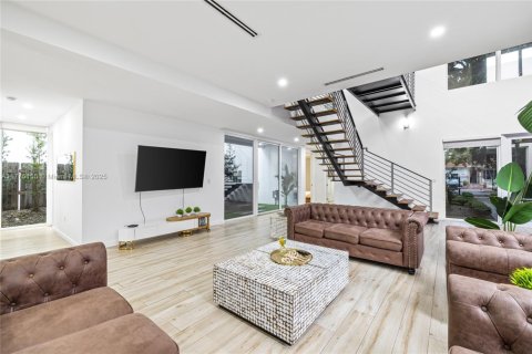 Villa ou maison à louer à Miami, Floride: 5 chambres, 336.68 m2 № 1981023 - photo 6