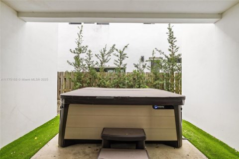 Villa ou maison à louer à Miami, Floride: 5 chambres, 336.68 m2 № 1981023 - photo 18