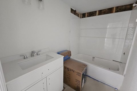 Condo in Largo, Florida, 1 bedroom  № 2112673 - photo 10