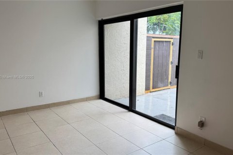 House in Miami, Florida 3 bedrooms, 108.7 sq.m. № 1921027 - photo 5