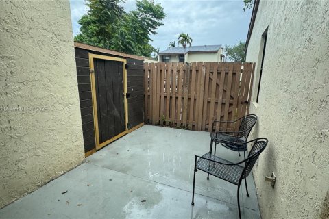House in Miami, Florida 3 bedrooms, 108.7 sq.m. № 1921027 - photo 6