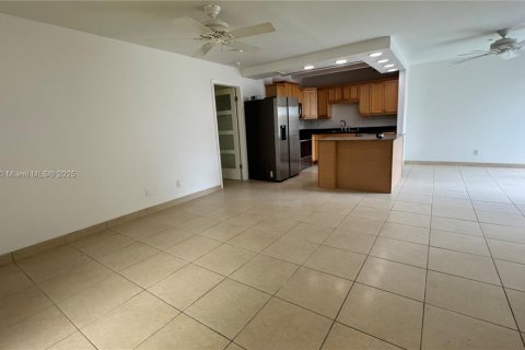 House in Miami, Florida 3 bedrooms, 108.7 sq.m. № 1921027 - photo 3