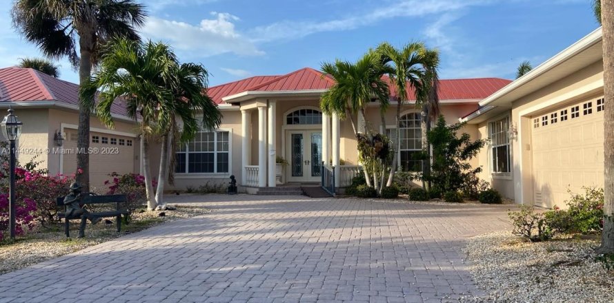 House in Punta Gorda, Florida 3 bedrooms, 334.26 sq.m. № 2069237