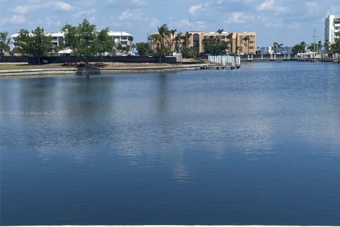 House in Punta Gorda, Florida 3 bedrooms, 334.26 sq.m. № 2069237 - photo 6