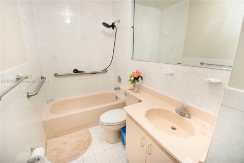 Villa ou maison à vendre à Miami, Floride: 4 chambres, 171.78 m2 № 1846323 - photo 27