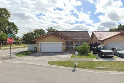 House in Miami, Florida 4 bedrooms, 171.78 sq.m. № 1846323 - photo 1
