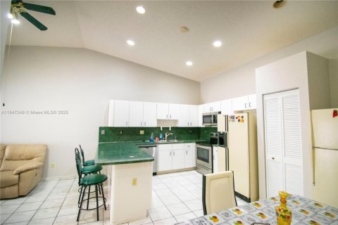 Villa ou maison à vendre à Miami, Floride: 4 chambres, 171.78 m2 № 1846323 - photo 22