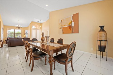 Villa ou maison à vendre à Pembroke Pines, Floride: 4 chambres, 232.91 m2 № 1987158 - photo 8