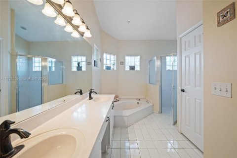 Villa ou maison à vendre à Pembroke Pines, Floride: 4 chambres, 232.91 m2 № 1987158 - photo 18