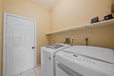 Villa ou maison à vendre à Pembroke Pines, Floride: 4 chambres, 232.91 m2 № 1987158 - photo 25