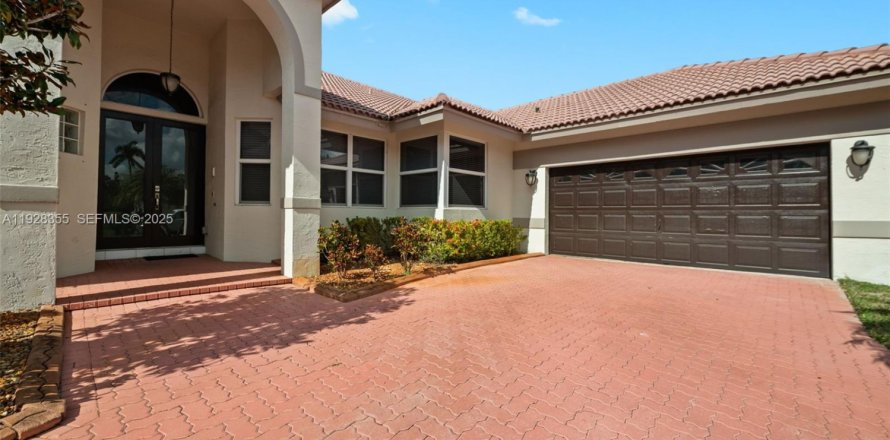 Villa ou maison à Pembroke Pines, Floride 4 chambres, 232.91 m2 № 1987158