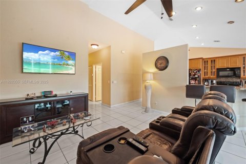 Villa ou maison à vendre à Pembroke Pines, Floride: 4 chambres, 232.91 m2 № 1987158 - photo 10