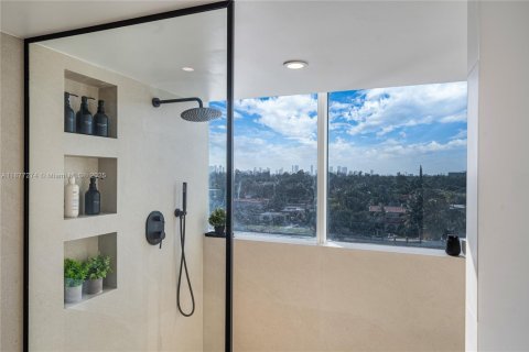 Condo in Miami Beach, Florida, 2 bedrooms  № 1978802 - photo 25