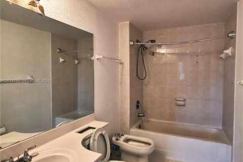 Condo in Hialeah, Florida, 3 bedrooms  № 2076300 - photo 15