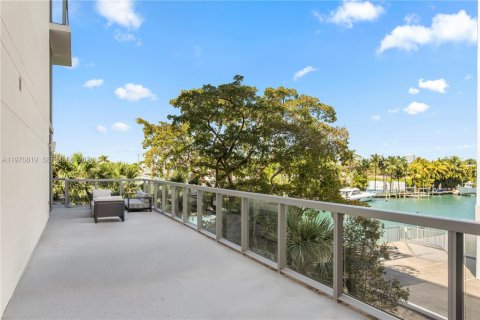 Condo in Bay Harbor Islands, Florida, 3 bedrooms  № 2058095 - photo 12