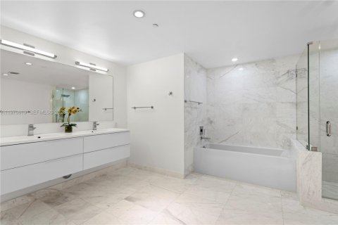 Condo in Bay Harbor Islands, Florida, 3 bedrooms  № 2058095 - photo 15