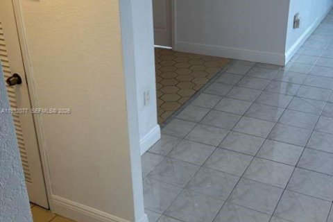 Condo in Miami, Florida, 2 bedrooms  № 1997500 - photo 11