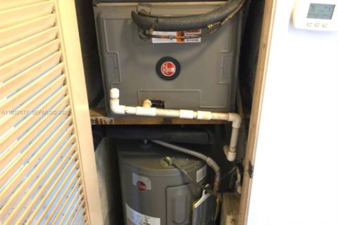 Condo in Miami, Florida, 2 bedrooms  № 1997500 - photo 22