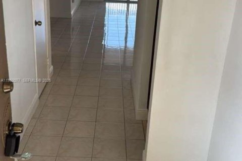 Condo in Miami, Florida, 2 bedrooms  № 1997500 - photo 5